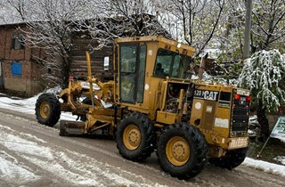 Köy yolları kara karşı tuzlandı